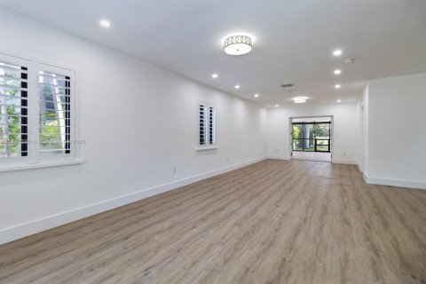 Снять в аренду виллу или дом в Корал-Гейблс, Флорида 3 спальни, 302.77м2, № 1957782 - фото 6