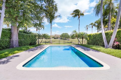 Снять в аренду виллу или дом в Корал-Гейблс, Флорида 3 спальни, 302.77м2, № 1957782 - фото 4