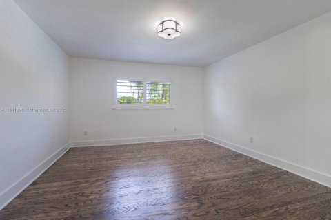 Снять в аренду виллу или дом в Корал-Гейблс, Флорида 3 спальни, 302.77м2, № 1957782 - фото 21