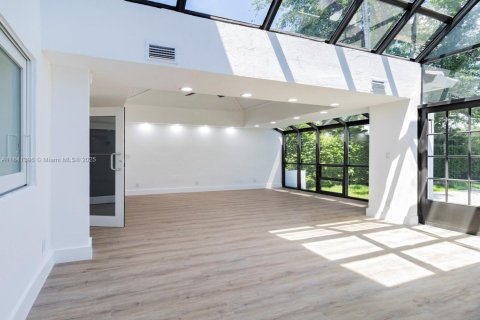 Снять в аренду виллу или дом в Корал-Гейблс, Флорида 3 спальни, 302.77м2, № 1957782 - фото 16