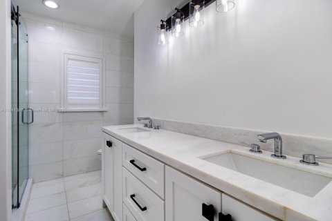 Снять в аренду виллу или дом в Корал-Гейблс, Флорида 3 спальни, 302.77м2, № 1957782 - фото 22