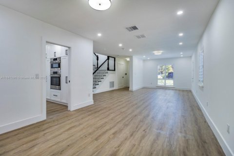 Снять в аренду виллу или дом в Корал-Гейблс, Флорида 3 спальни, 302.77м2, № 1957782 - фото 7