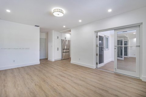 Снять в аренду виллу или дом в Корал-Гейблс, Флорида 3 спальни, 302.77м2, № 1957782 - фото 15