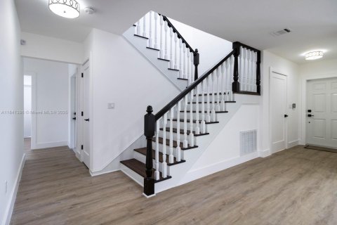 Снять в аренду виллу или дом в Корал-Гейблс, Флорида 3 спальни, 302.77м2, № 1957782 - фото 8