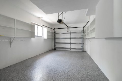 Снять в аренду виллу или дом в Корал-Гейблс, Флорида 3 спальни, 302.77м2, № 1957782 - фото 25