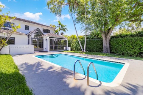 Снять в аренду виллу или дом в Корал-Гейблс, Флорида 3 спальни, 302.77м2, № 1957782 - фото 26