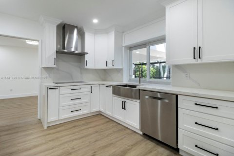 Снять в аренду виллу или дом в Корал-Гейблс, Флорида 3 спальни, 302.77м2, № 1957782 - фото 10