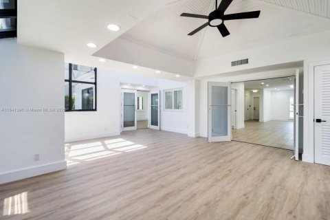 Снять в аренду виллу или дом в Корал-Гейблс, Флорида 3 спальни, 302.77м2, № 1957782 - фото 17