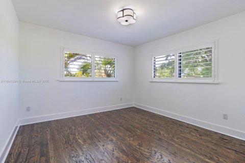 Снять в аренду виллу или дом в Корал-Гейблс, Флорида 3 спальни, 302.77м2, № 1957782 - фото 19