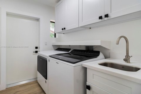 Снять в аренду виллу или дом в Корал-Гейблс, Флорида 3 спальни, 302.77м2, № 1957782 - фото 12