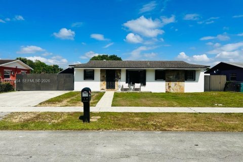 House in Miami Gardens, Florida 3 bedrooms, 98.29 sq.m. № 2059089
