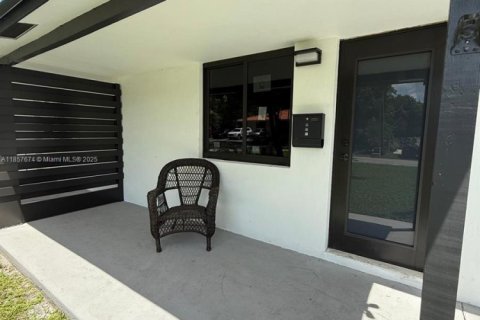 House in Fort Lauderdale, Florida 2 bedrooms, 72.37 sq.m. № 2020547 - photo 4