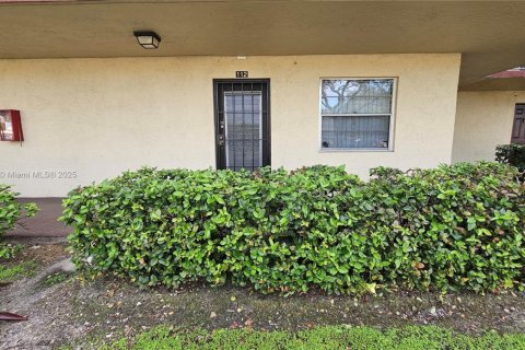 Condo in Lauderdale Lakes, Florida, 1 bedroom  № 1947431 - photo 2