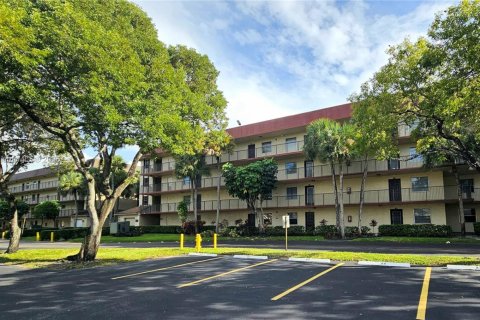 Condo in Lauderdale Lakes, Florida, 1 bedroom  № 1947431 - photo 1