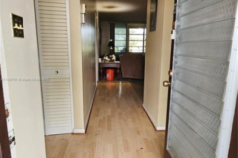 Condo in Lauderdale Lakes, Florida, 1 bedroom  № 1947431 - photo 6