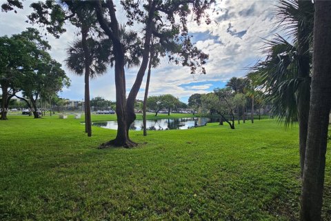 Condo in Lauderdale Lakes, Florida, 1 bedroom  № 1947431 - photo 4