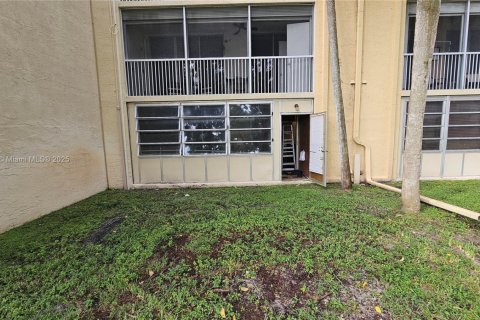 Condo in Lauderdale Lakes, Florida, 1 bedroom  № 1947431 - photo 3