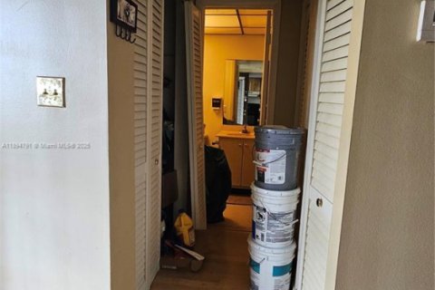 Condo in Lauderdale Lakes, Florida, 1 bedroom  № 1947431 - photo 8