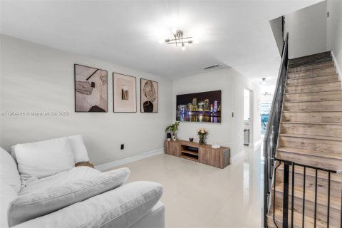 Touwnhouse à louer à Miami, Floride: 2 chambres, 86.96 m2 № 1973121 - photo 2