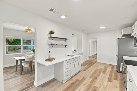 House in Saint Petersburg, Florida 3 bedrooms, 118.64 sq.m. № 2397106 - photo 14