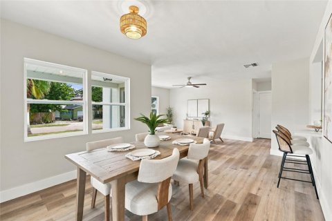 House in Saint Petersburg, Florida 3 bedrooms, 118.64 sq.m. № 2397106 - photo 12