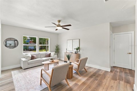 House in Saint Petersburg, Florida 3 bedrooms, 118.64 sq.m. № 2397106 - photo 8