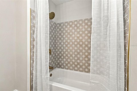 House in Saint Petersburg, Florida 3 bedrooms, 118.64 sq.m. № 2397106 - photo 24