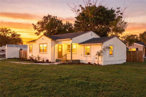 House in Saint Petersburg, Florida 3 bedrooms, 118.64 sq.m. № 2397106