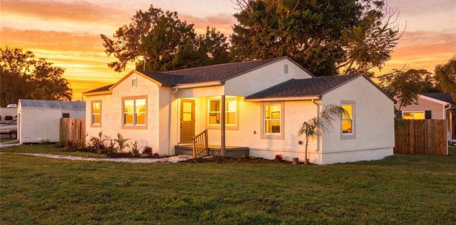 House in Saint Petersburg, Florida 3 bedrooms, 118.64 sq.m. № 2397106
