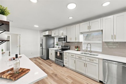 House in Saint Petersburg, Florida 3 bedrooms, 118.64 sq.m. № 2397106 - photo 13