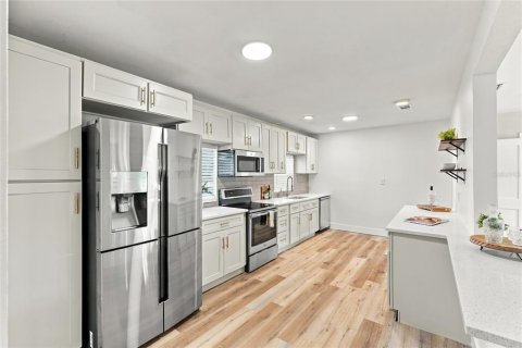 House in Saint Petersburg, Florida 3 bedrooms, 118.64 sq.m. № 2397106 - photo 15