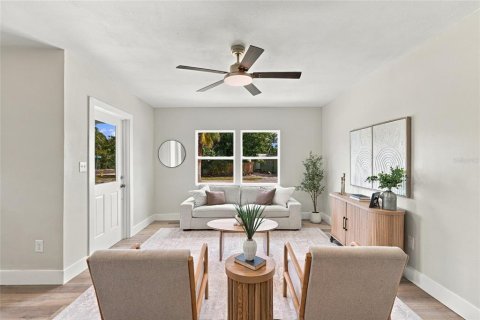 House in Saint Petersburg, Florida 3 bedrooms, 118.64 sq.m. № 2397106 - photo 9