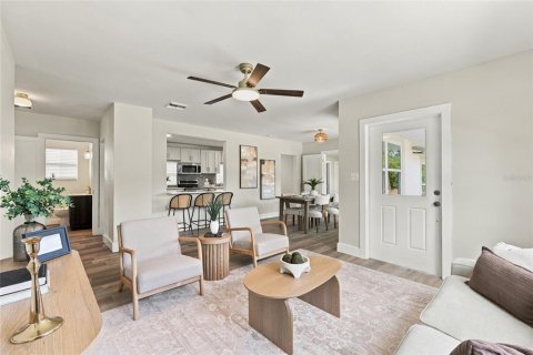 House in Saint Petersburg, Florida 3 bedrooms, 118.64 sq.m. № 2397106 - photo 6