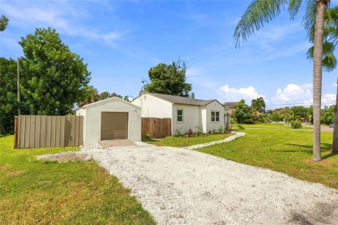 House in Saint Petersburg, Florida 3 bedrooms, 118.64 sq.m. № 2397106 - photo 30