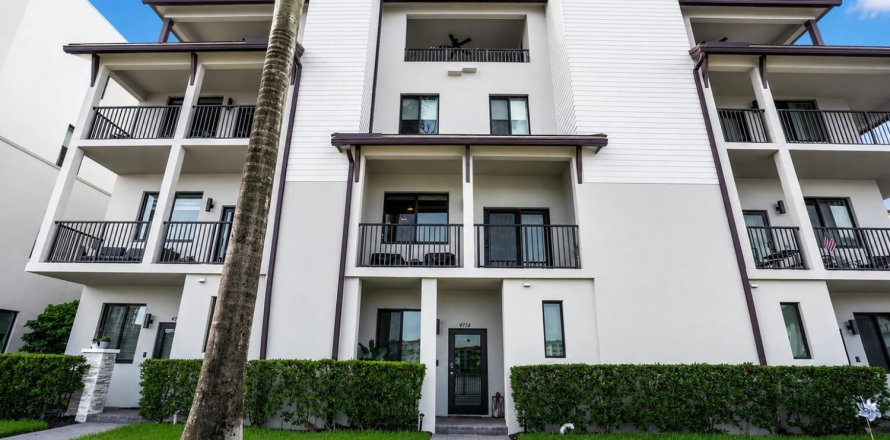 Townhouse in Doral, Florida 3 bedrooms, 259.1 sq.m. № 2087072
