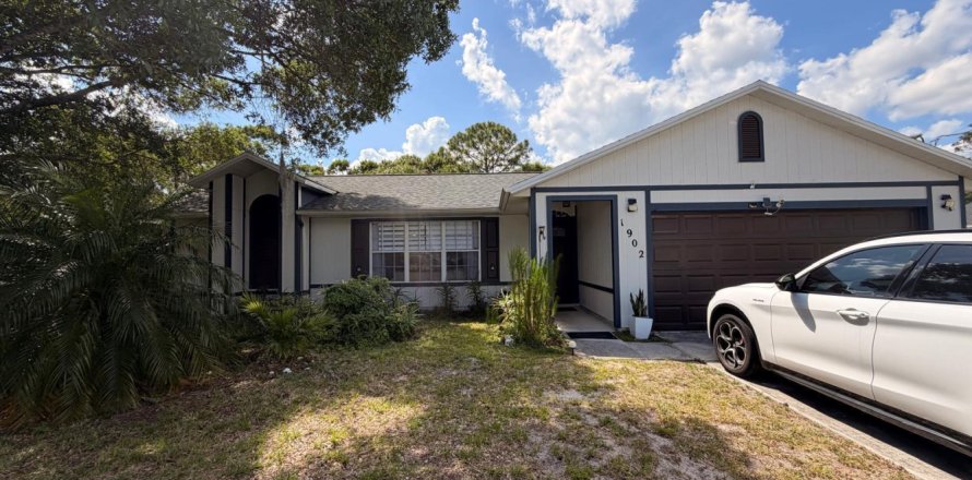 House in Port St. Lucie, Florida 3 bedrooms, 128.48 sq.m. № 2185324