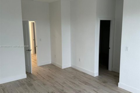 Adosado en alquiler en Miami, Florida, 3 dormitorios № 2055459 - foto 14