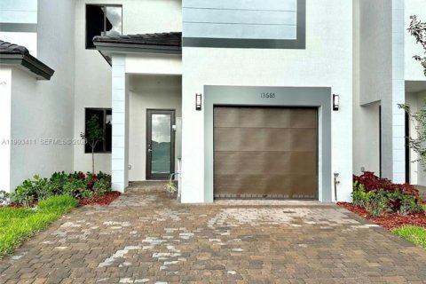 Adosado en alquiler en Miami, Florida, 3 dormitorios № 2055459 - foto 2