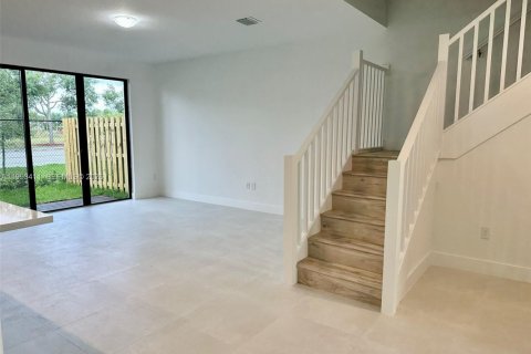 Adosado en alquiler en Miami, Florida, 3 dormitorios № 2055459 - foto 7