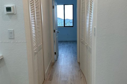 Adosado en alquiler en Miami, Florida, 3 dormitorios № 2055459 - foto 9