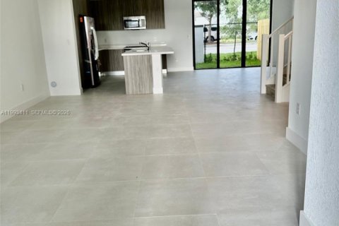 Adosado en alquiler en Miami, Florida, 3 dormitorios № 2055459 - foto 3