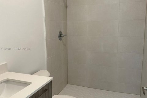 Adosado en alquiler en Miami, Florida, 3 dormitorios № 2055459 - foto 10