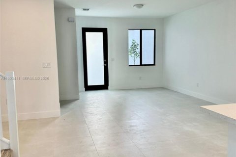 Adosado en alquiler en Miami, Florida, 3 dormitorios № 2055459 - foto 4