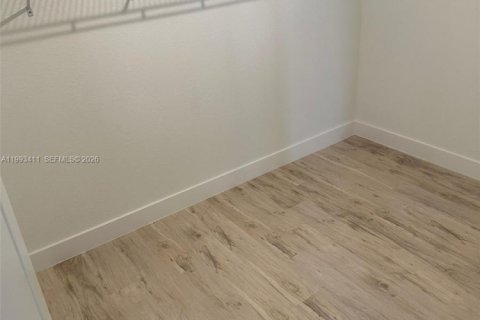 Adosado en alquiler en Miami, Florida, 3 dormitorios № 2055459 - foto 12