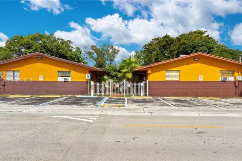 Propiedad comercial en venta en Hallandale Beach, Florida, 1299.7 m2 № 2084908 - foto 16