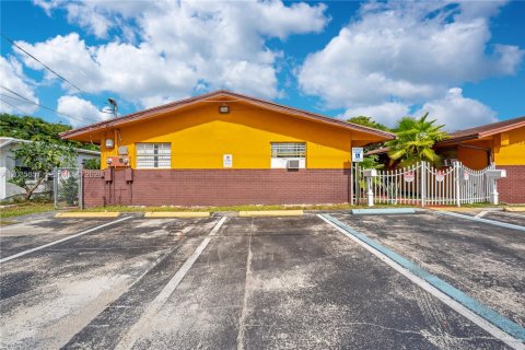 Propiedad comercial en venta en Hallandale Beach, Florida, 1299.7 m2 № 2084908 - foto 3