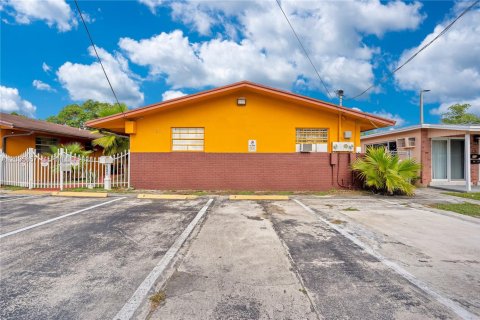 Propiedad comercial en venta en Hallandale Beach, Florida, 1299.7 m2 № 2084908 - foto 4