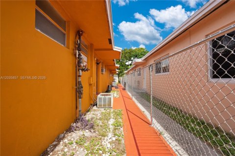 Propiedad comercial en venta en Hallandale Beach, Florida, 1299.7 m2 № 2084908 - foto 10