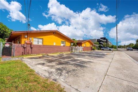 Propiedad comercial en venta en Hallandale Beach, Florida, 1299.7 m2 № 2084908 - foto 2