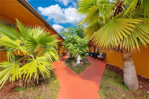 Propiedad comercial en venta en Hallandale Beach, Florida, 1299.7 m2 № 2084908 - foto 11